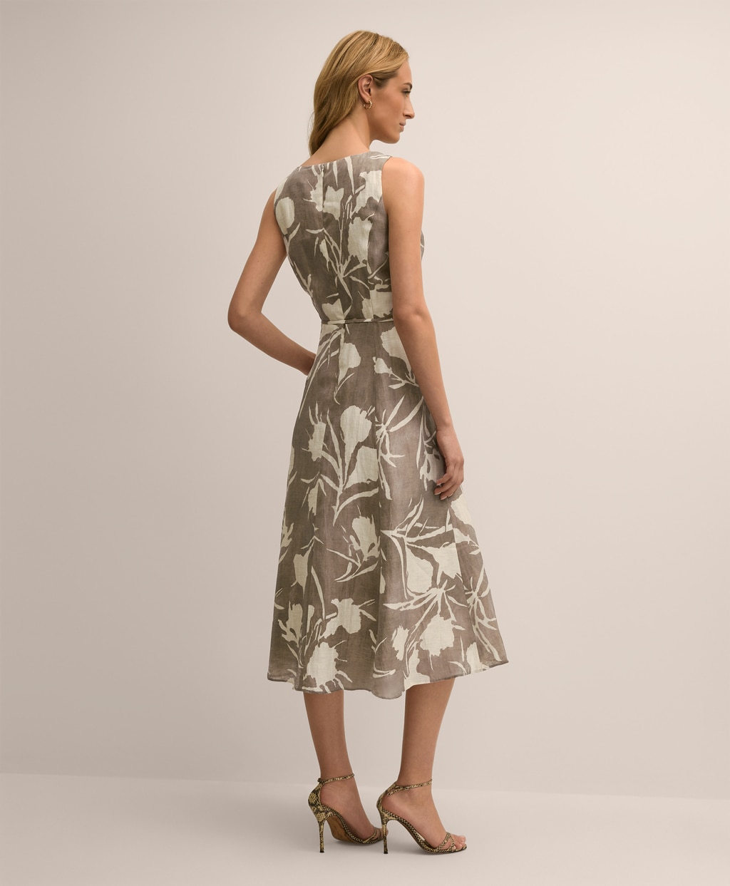 リネン／ポリエステル　フローラルプリント　Vネック　ノースリーブドレス3