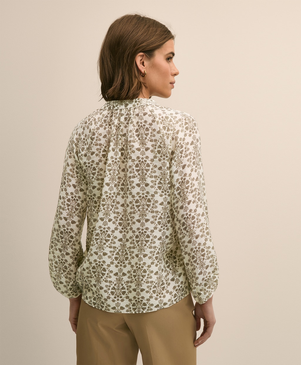 リヨセル／ナイロン　フローラルプリント　バルーンスリーブ　タイネック　プルオーバーブラウス3